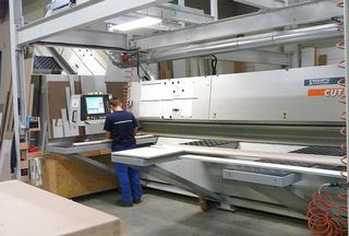 Ook de opdeelzaag staat in contact met het automatische platenmagazijn