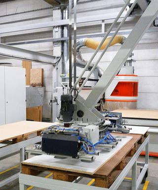 De robotarm van het automatische platenmagazijn stapelt na het nesten alle onderdelen per project op een van de vier aflaadstations