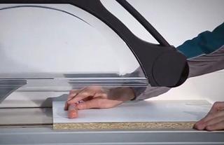 Het retractiesysteem reageert tien keer sneller dan een airbag in een auto