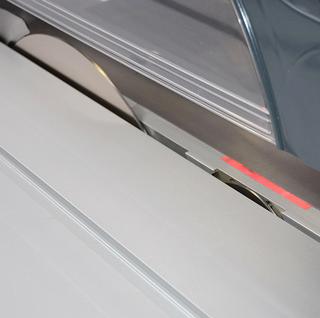 Een rood ledlicht verwittigt de bediener dat de voorritszaag in werking is