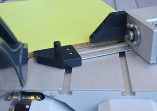 Wanneer men gebruikmaakt van een zwenktafel, stijgt de afstand tussen de aanslag en het zaagblad. Een verlengsysteem vangt dit op, zodat men ook kleine stukken veilig kan verzagen