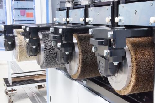 Borstelen en structureren van parket