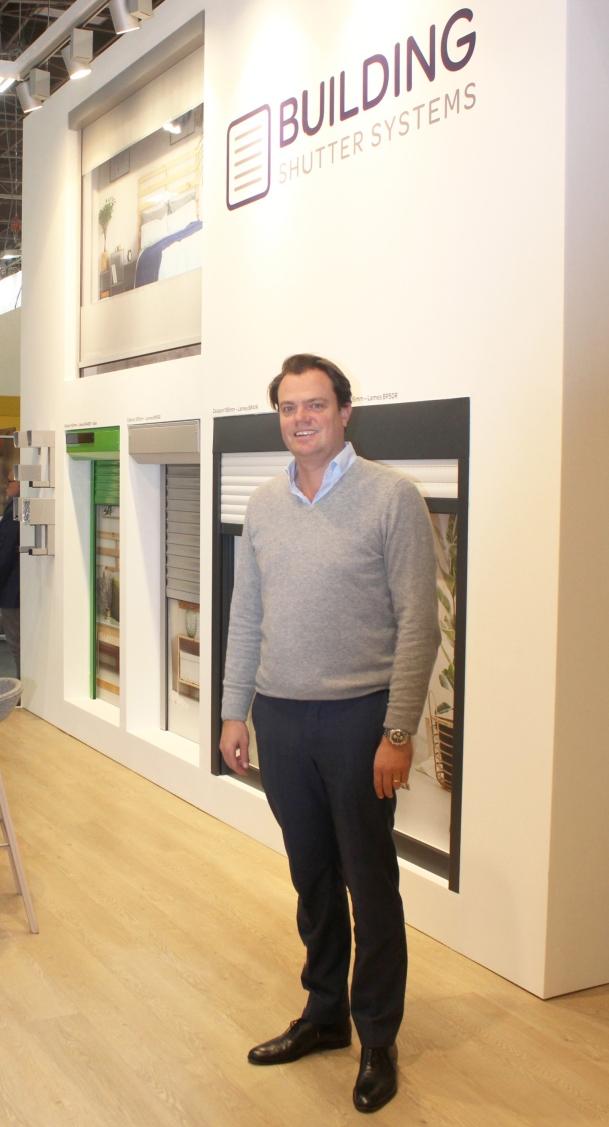 CEO Thibaut Suys op de stand 
van Equipbaie in Parijs, waar het nieuwe logo voor het eerst werd getoond