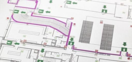 Lors du choix d&rsquo;une telle serrure, il faut r&eacute;fl&eacute;chir un peu plus que pour une serrure standard. 

Il y a deux types: la serrure correcte est choisie sur la base du sens de fuite et non selon le sens de pivotement de la porte