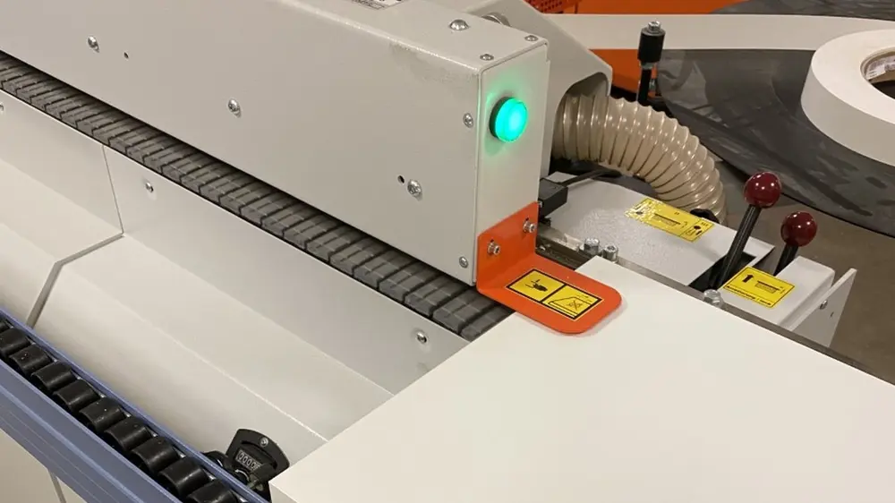 Voor de kantenverlijming maakt de werkplaats in 95% van de gevallen gebruik van Egger ABS-kanten, maar de keuze van de kantenband is uiteraard gebaseerd op de gekozen materialen