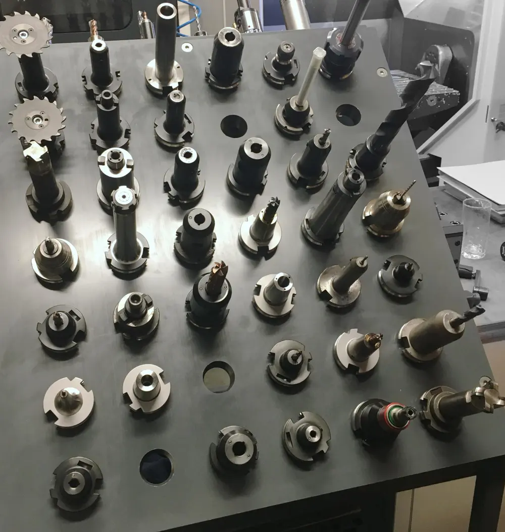 Onder meer omdat er ook exotische materialen worden bewerkt, is de rol van de gereedschappen erg belangrijk