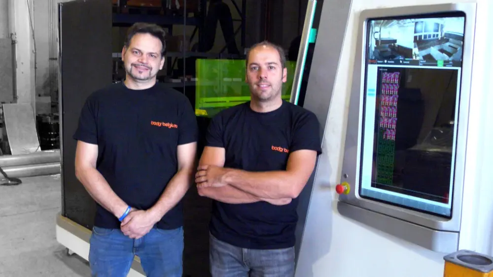 Maarten Vermeiren en Kris Verheyen van Bodor Belgium verdelen voortaan Bodor-lasers in België. Hun nieuwe S4020 heeft een bereik van 4 x 2 m  en is bijzonder energiezuinig.