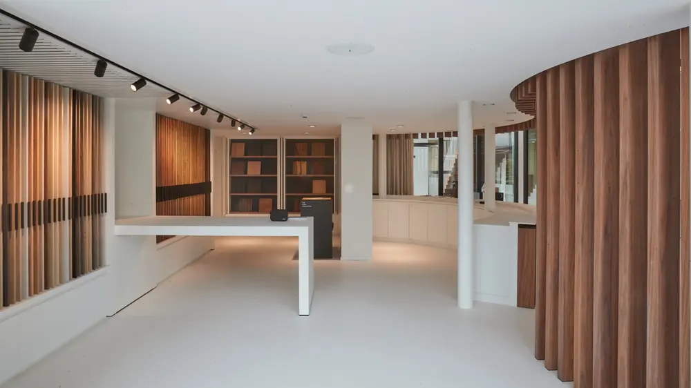 Alle houtsoorten, kleuren, dragers en de combinatie met andere materialen worden hier voorgesteld in een indrukwekkende en inspirerende omgeving