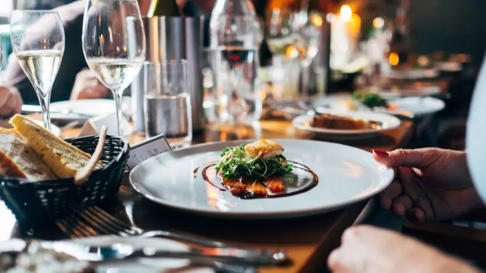 De impact treft ook de vele bedrijven die allerlei voedingsproducten en dranken leveren aan de horeca en evenementensector