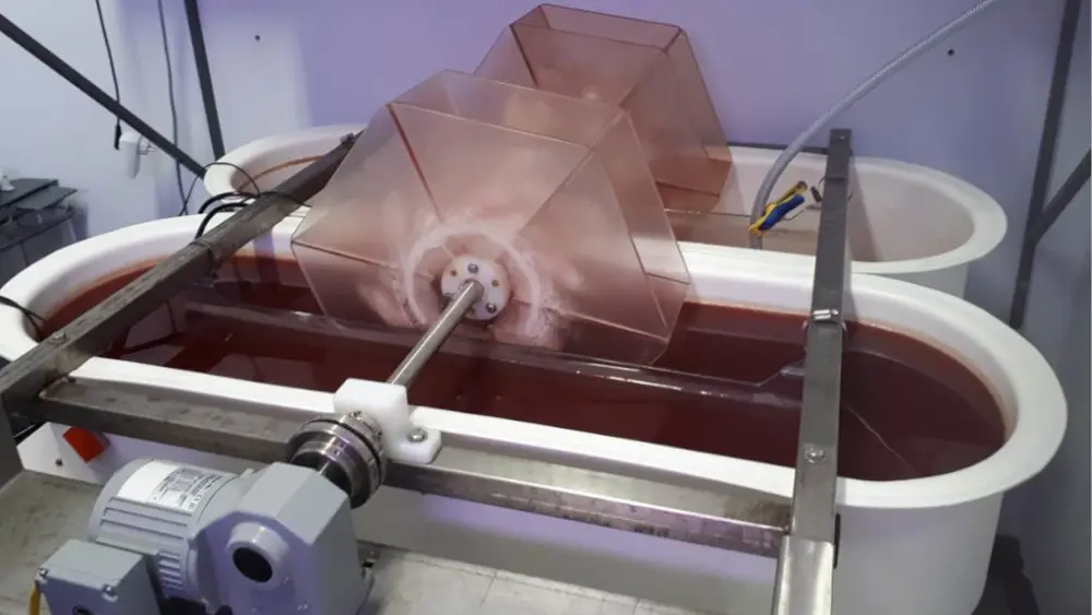 Deze racepond reactor – die werd ontwikkeld in samenwerking met UAntwerpen – kweekt purper fotobacteriën uit afvalwater, die als nieuwe bron van proteïnen kunnen verwerkt worden in de veevoeding