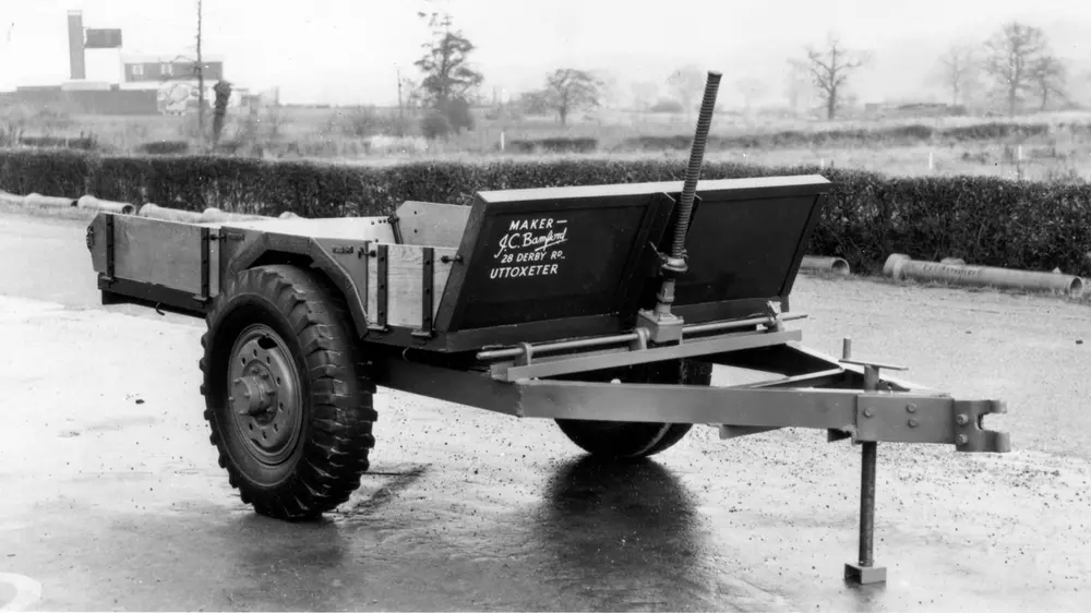 1945 - Het eerste product van de heer JCB, een agrarische kiepaanhangwagen, gemaakt van schroot uit de oorlogstijd