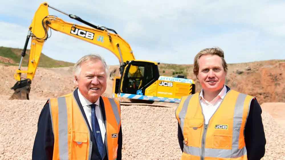 2020 - Lord Bamford en zijn zoon Jo afgebeeld met het prototype van de 20-tons JCB 220X graafmachine, aangedreven door een waterstof-brandstofcel