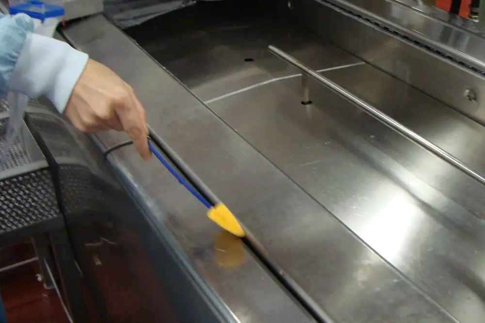 Via swab-omgevingsbemonsteringen wordt nagegaan of de reiniging en ontsmetting degelijk zijn uitgevoerd