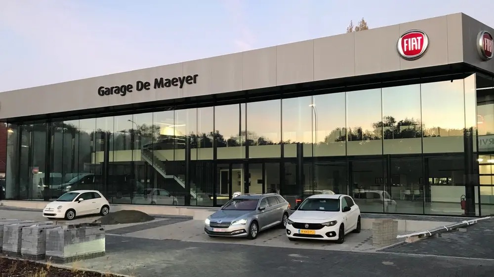 De afgelopen maanden konden de mensen die langs de Heidebaan in Sint-Niklaas reden, het nieuwe autobedrijf van Fiat Garage De Maeyer zien ontpoppen. De vorige locatie werd stilaan te klein en de mobiliteit in de buurt was niet meer optimaal.