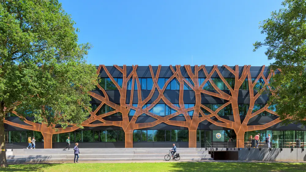 Kawneer ontwerpt en ontwikkelt aluminium raam-, deur- en vliesgevelsystemen