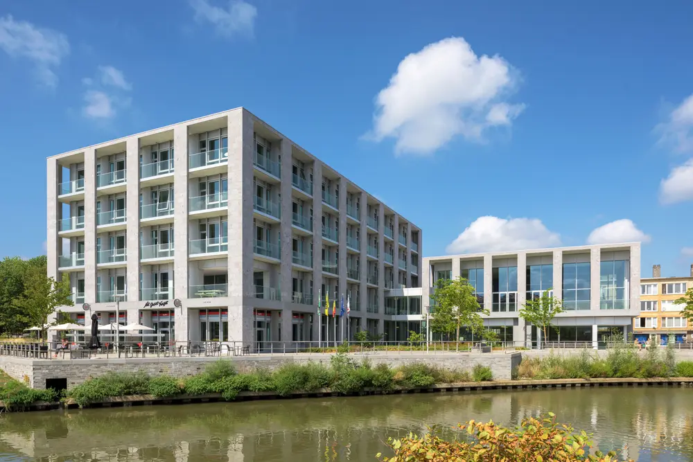 Dienstencentrum Leiespiegel in Deinze is uitgevoerd in de aluminium Kawneer systemen