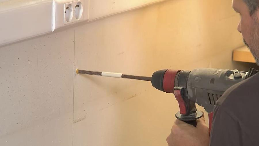 Bij een slagplug boor je eerst door het te bevestigen materiaa
