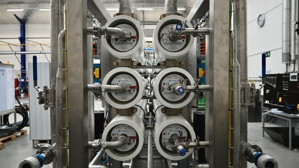 Er is gekozen voor een 2-trapssysteem met twee keer drie drukbuizen