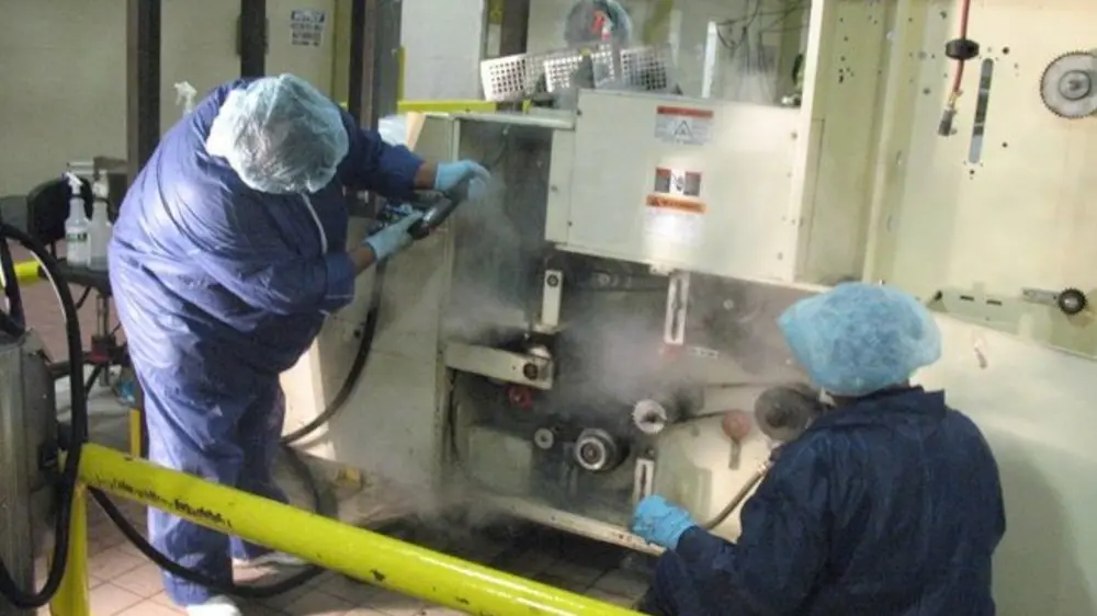 In situ ontsmetting van moeilijk bereikbare plaatsen met droge verzadigde stoom