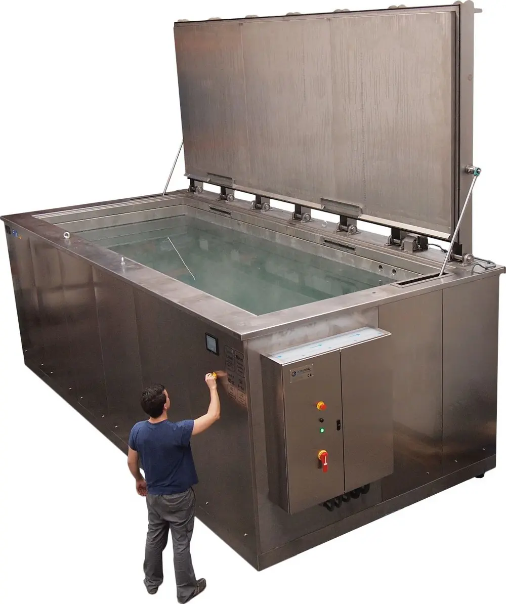 In een ultrasoonbad worden microbelletjes gecreëerd. Bij de implosie daarvan, ontstaan lokaal hoge temperaturen, drukken en schuifkrachten