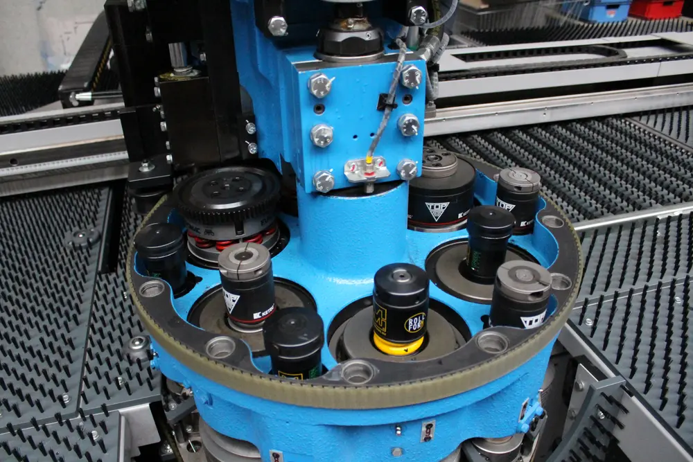 De turret biedt plaats aan 12 gereedschapsstations