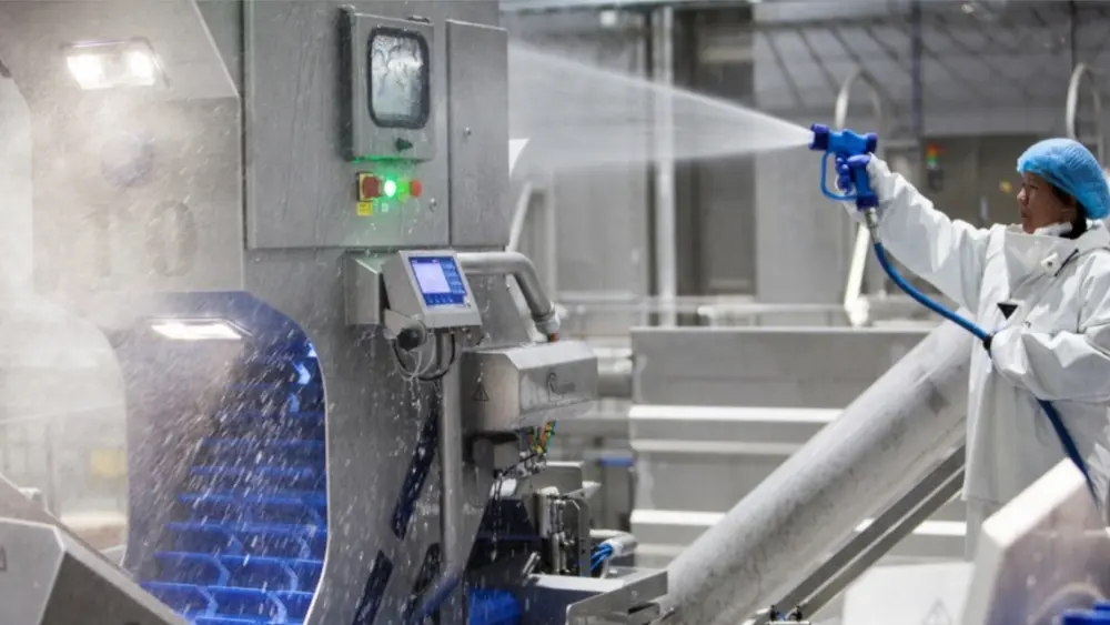 Ontsmettingsmiddelen kunnen de eliminatie van één specifiek micro-organisme binnen een microbiële populatie beogen, maar ‘breed-spectrum’ ontsmettingsmiddelen worden vaker gebruikt.