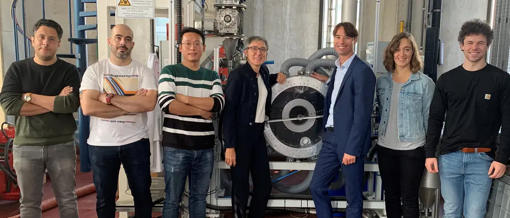 Prof. dr. ir. Geraldine Heynderickx en prof. dr. Kevin Van Geem (beiden naast de reactor op de foto) met hun team aan de UGent