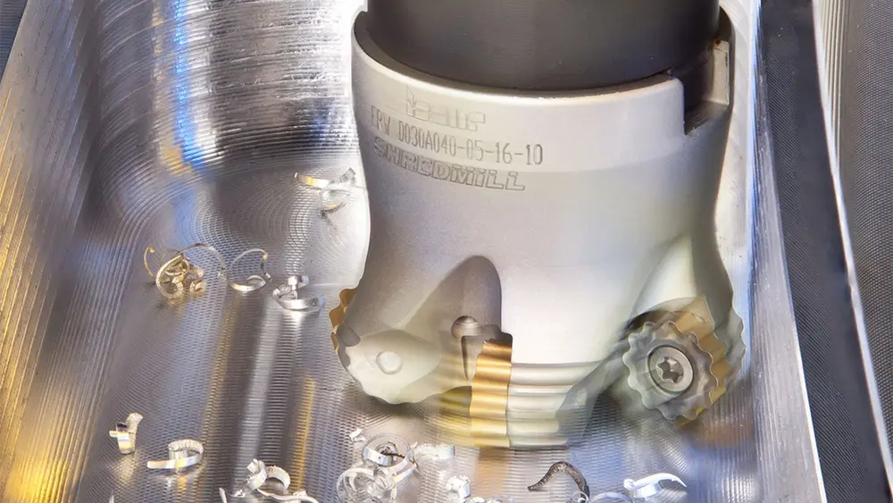 Door gekartelde ronde wisselplaatjes te gebruiken met een spaanbrekend effect wordt het euvel van de uitspanlengte verholpen, met een substantiële verbetering van de snijwerking tot gevolg