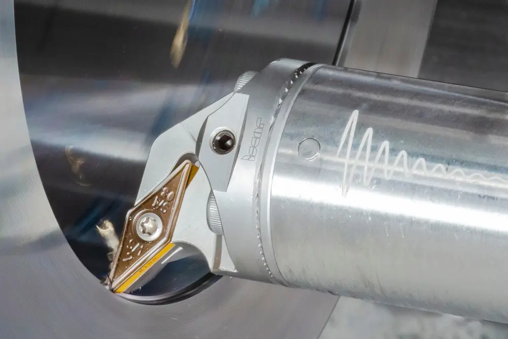 Kenmerkend voor de Isoturn Whisperline is het ingebouwd trillingsdempend mechanisme voor real-time correcties tijdens de bewerking. Dit maakt het mogelijk om te kotteren met een uitspanlengte van zeven tot veertien keer de diameter