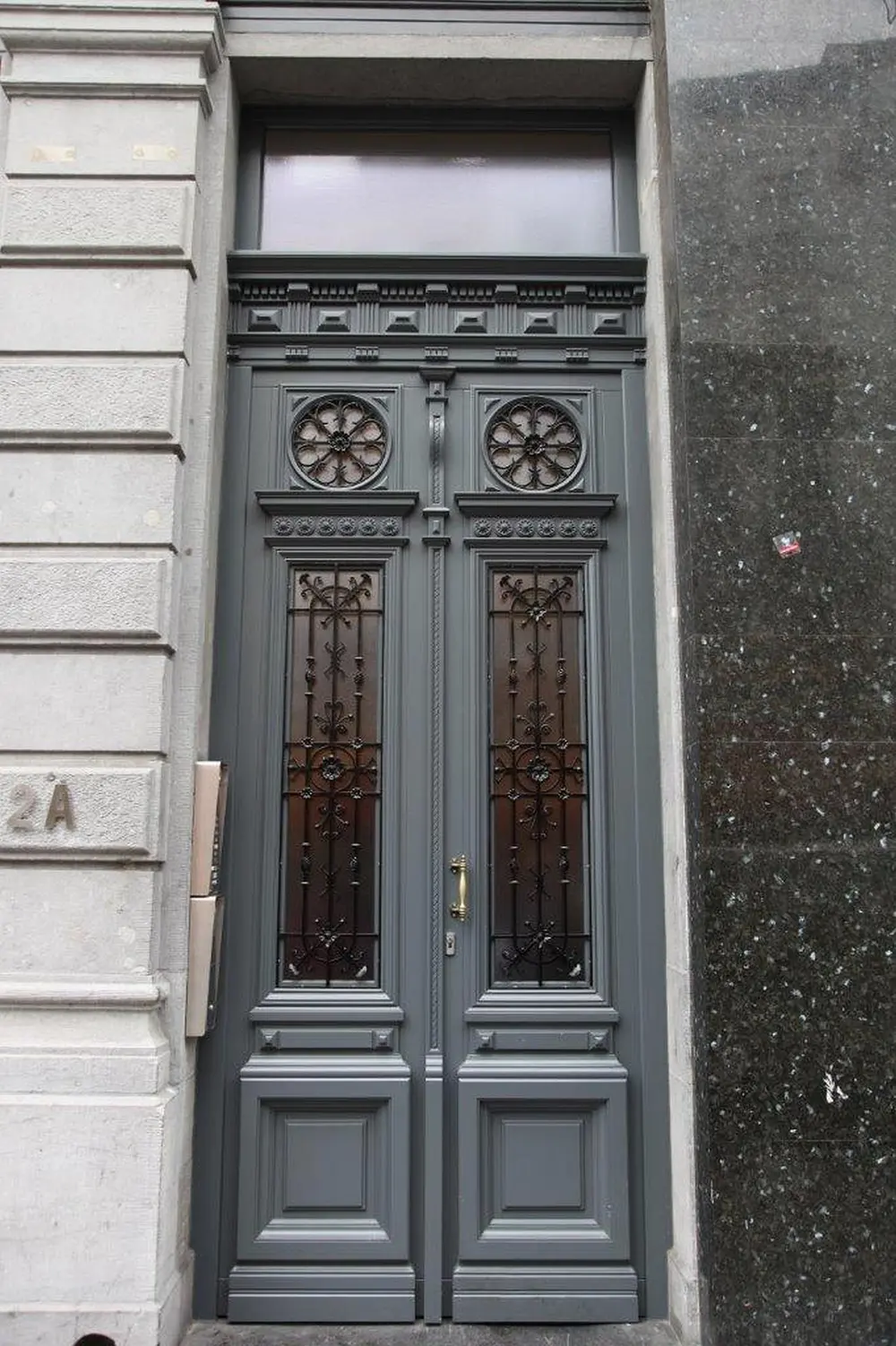 Emac Belgium heeft een heel ruim assortiment van ramen en deuren van allerhande afmetingen, afwerkingen en kleuren in de standaardcatalogus