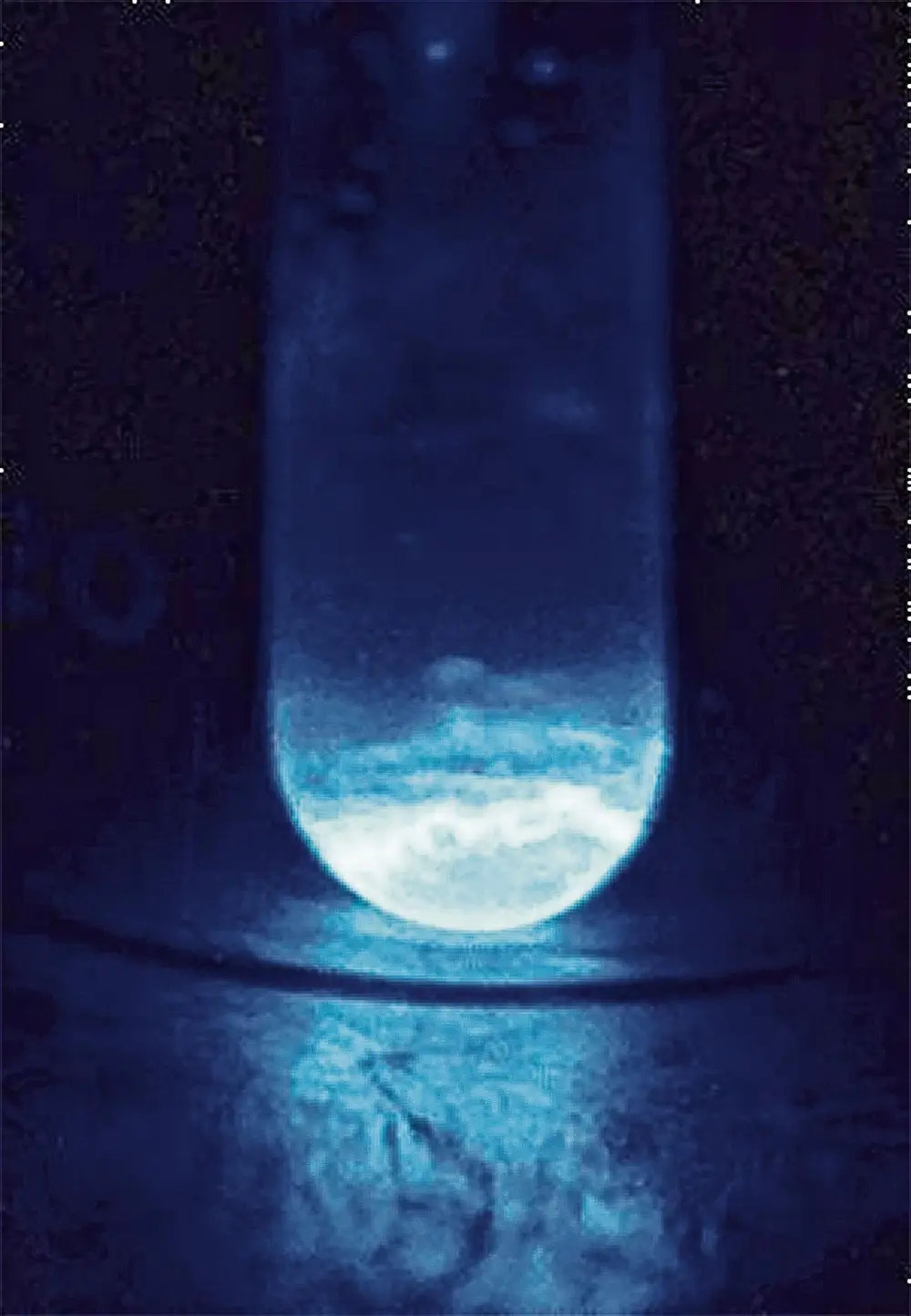 Einsteinium-253 in kwarts. Het blauwe licht wordt veroorzaakt door de sterke straling. Foto Springer Science+Business Media