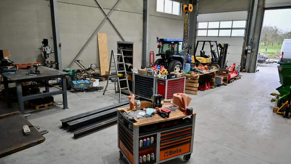 Voor de onderhoudswerkzaamheden beschikt Degrieck over een kleine werkplaats met een handvol bewerkingsmachines