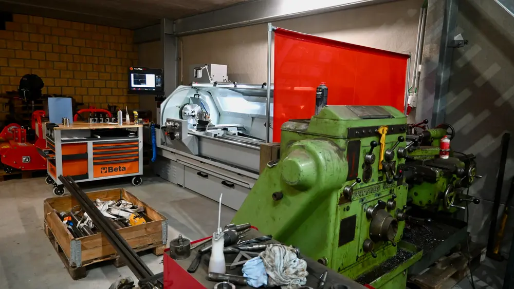 Le nouveau tour se trouve à côté de l'ancien, sur lequel Degrieck a appris les ficelles du métier