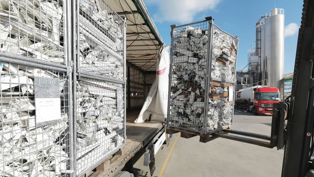 Complete oude ramen worden in verschillende grondstoffen opgesplitst en gerecycled