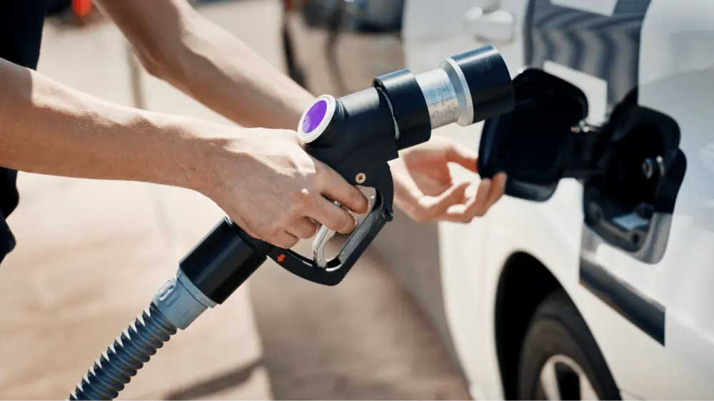In tegenstelling tot bij het tanken van diesel of benzine dienen bij het tanken van waterstof de temperatuur en druk nauwgezet in de gaten gehouden te worden