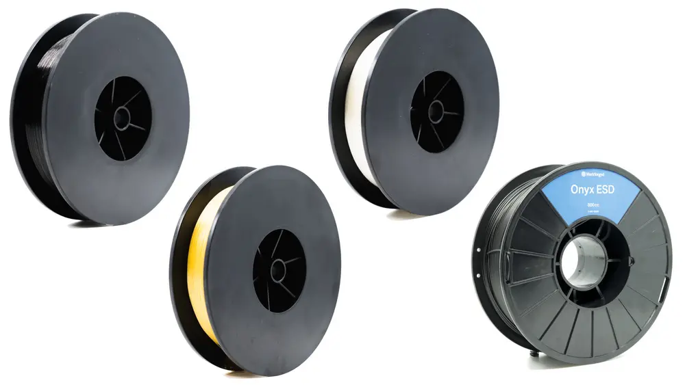 Het composiet Onyx is zo sterk als bewerkt aluminium en is te verstevigen met: (vlnr) koolstofvezels, kevlar of glasvezel - dit is enkel mogelijk met Markforged. Rechts een ESD-variant van Onyx