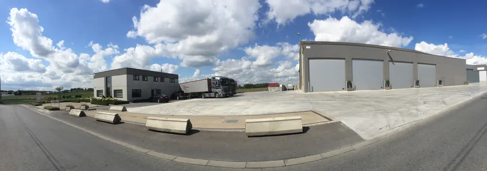 Een bestaande loods op het bedrijfsterrein in Staden werd omgebouwd tot productiezaal