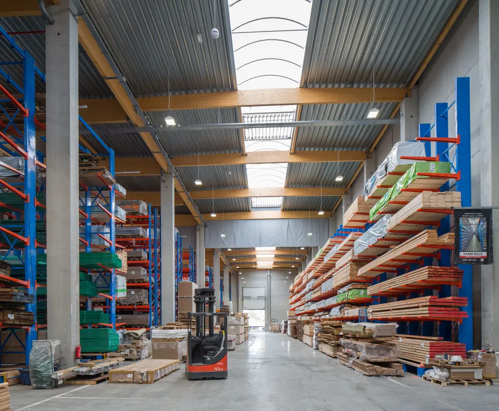 Door de onstabiele grondstoffenmarkt lopen leveringen vertraging op en worden sommige bouwmaterialen aanzienlijk duurder. Tijdig bestellen is de boodschap.