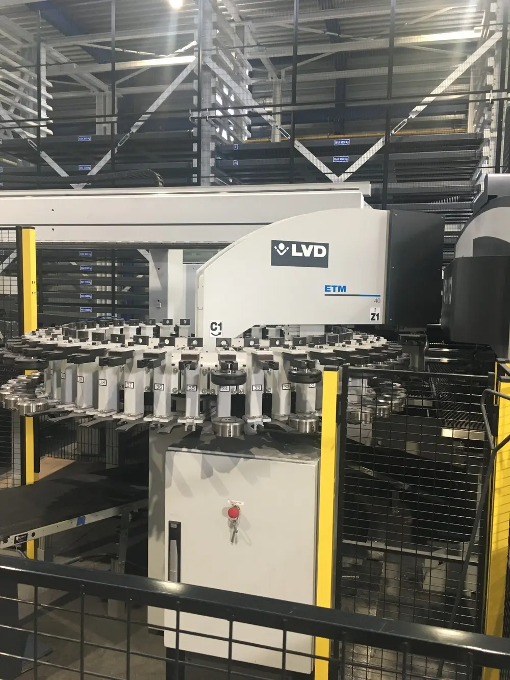 De Strippit PX 1530-ponsmachine is uitgerust met een extra gereedschapsmagazijn (ETM)