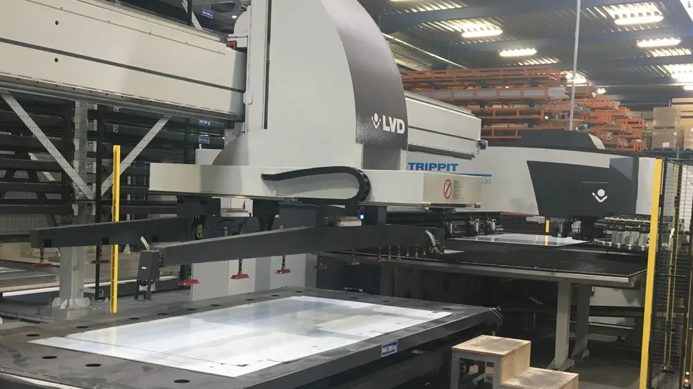 De ponsmachine is gekoppeld aan de Flexibele Automatisering (FA-P) 