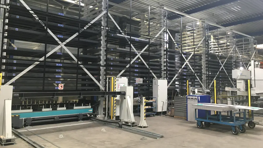 Wanneer de operator een job opstart, gaat er een signaal naar het torenmagazijn om een pallet met platen op te halen