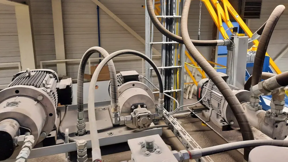 Voor de productie van de verschillende bouwmaterialen beschikt Struyk Verwo over een indrukwekkend aantal grote, zware en veelal hydraulisch aangedreven machines