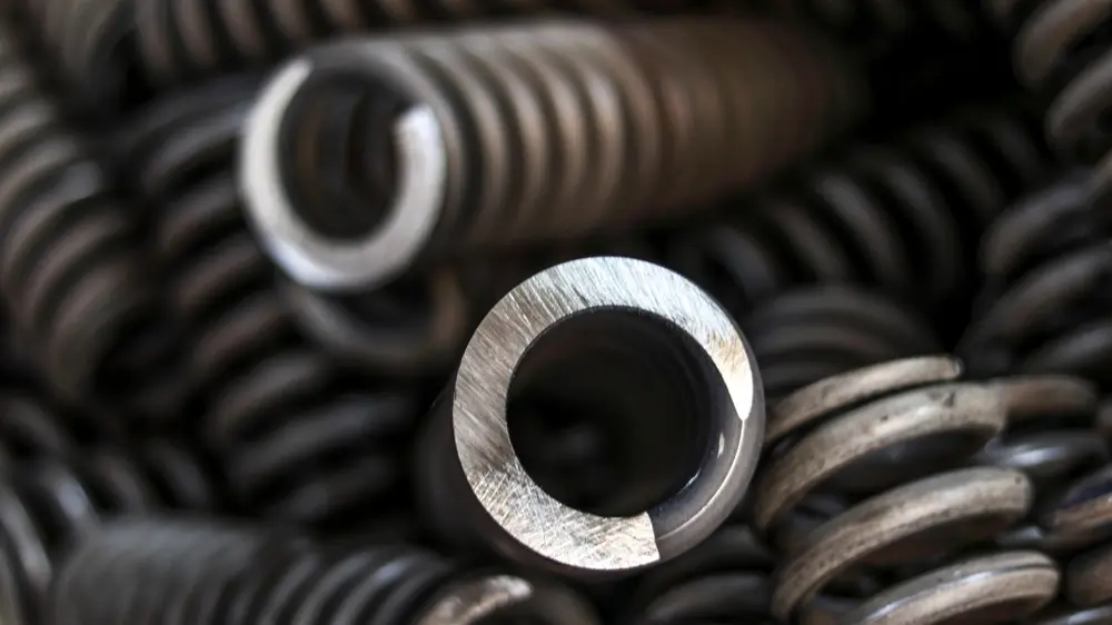 Het slijpen van technische veren waarborgt hun stabiliteit wanneer die op een platte oppervlakte moet rechtstaan