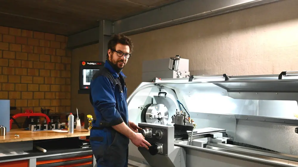 Le directeur général Bram Degrieck peut faire fonctionner son nouveau tour à la fois manuellement et via la CNC.