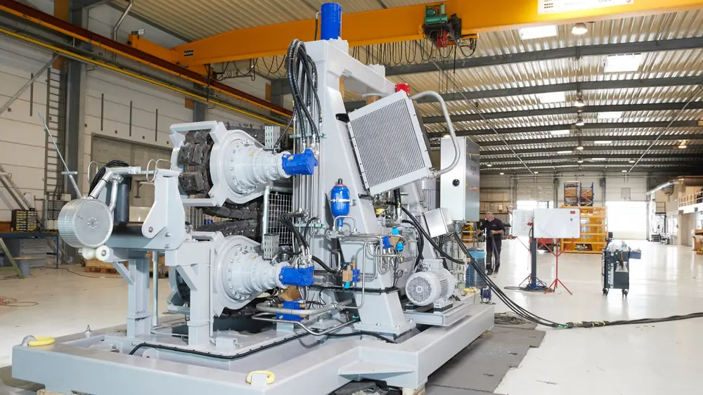 De kabeltensioner na 'overhaul', inclusief hydraulische power unit en oliekoeler