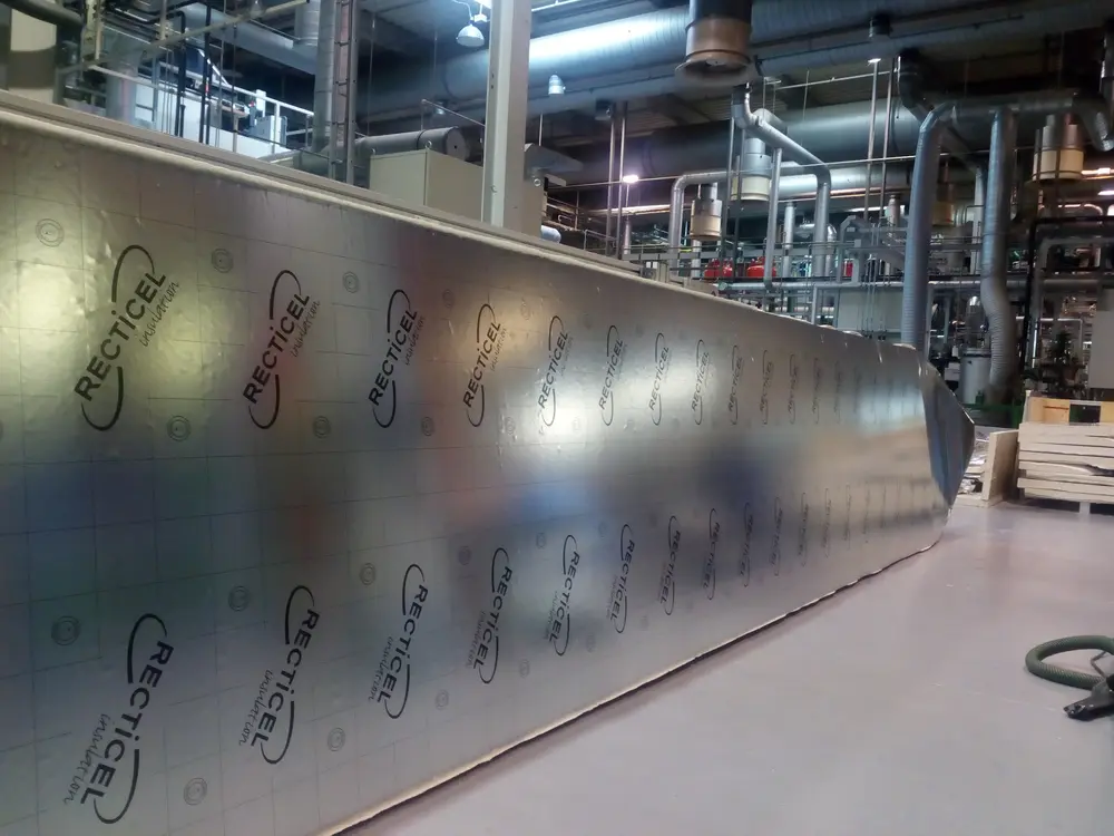 Een hardschuim isolatiepaneel dat op industriële schaal werd gemaakt door Recticel
