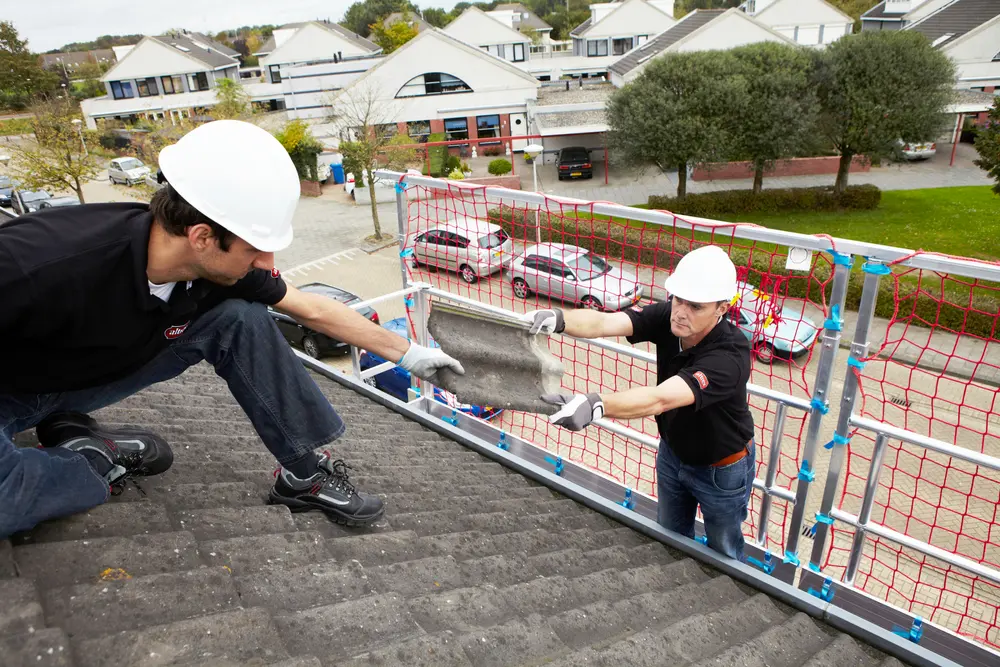 De Modulaire Triangelbrug met Dakrandbeveiliging (MTB DRB) is een uitzonderlijke combinatie tussen een werkbrug en een dakrandbeveiliging