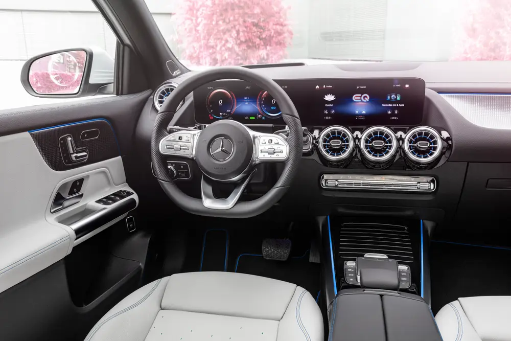 Met het Advanced-pakket worden de twee 10,25-inch beeldschermen vervangen door een widescreen cockpit