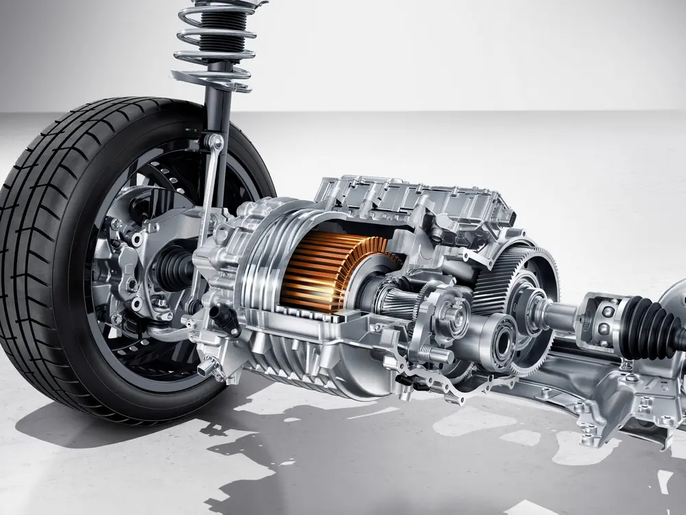 Tussen de voorwielen steekt een 140 kW/190 pk sterke asynchrone e-motor van ZF die zijn energie puurt uit een onder de vloerplaat geïnstalleerde 66,5 kWh Li-ionbatterij