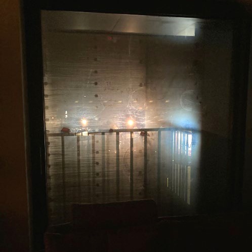afdruk op glasraam bij condensatie